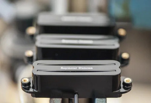 Vista 3 de Seymour Duncan Hot Rails Strat - Puente - Negro El puente Hot Rails ofrece una salida aplastante, crujido agresivo y cables gritando de un humbucker