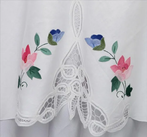 Vista 2 de Creative Linens Battenburg Mantel de encaje redondo de 68 pulgadas con rosas de apliques a mano, color blanco, 100% algodón