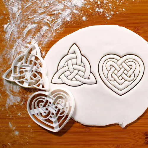 Vista 2 de Juego de 2 cortadores de galletas Celtic Triquetra (Diseños: Celtic Heart y Triquetra), 2 piezas - Bakerlogy