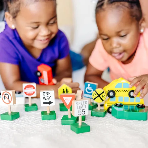 Vista 3 de Vehículos y señales de tráfico de madera Melissa & Doug con 6 autos y 9 signos