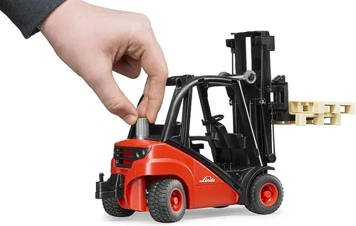 Vista 2 de Horquilla de elevación con pallet Bruder Toys Linde H30D Escala 1:16, enganche de remolque, fabricado en Alemania, a partir de 3 años