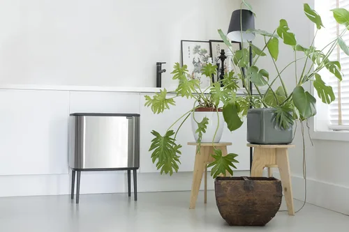 Vista 5 de Brabantia Bo Touch Top - Bote de basura de cocina con tres compartimentos y patas elevadas, acero mate FPP Cubos interiores de 3 x 3 galones
