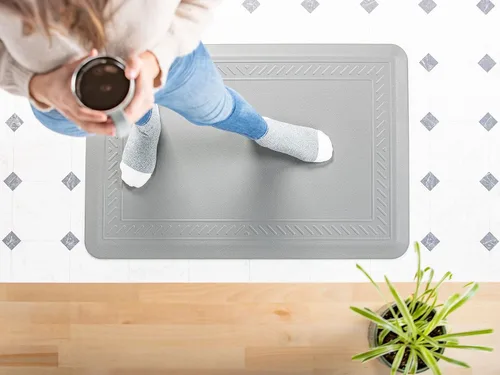 Vista 13 de WeatherTech ComfortMat, 24 x 36 pulgadas Antifatiga Comfort Mat, patrón de fibra de carbono, marrón Beige Bronceado