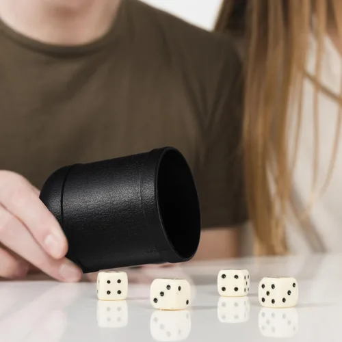 Vista 3 de Alipis Vaso de dados de plástico de 2.95 x 2.95 x 3.93 pulgadas, caja de dados duradera para fiesta de KTV, taza divertida con tapa, barajador