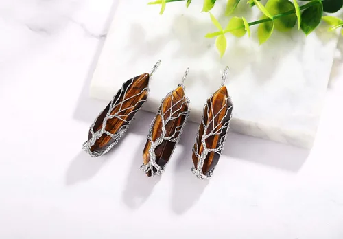 Vista 4 de XIANNVXI Collar con colgante de luna creciente envuelta en alambre con forma de árbol de la vida Collar con piedras de cristal curativo de reiki