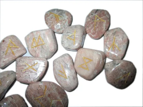 Vista 3 de Maravillosa piedra lunar fantástica 25 piedras preciosas runas anciano Futhark nórdico hecho a mano ágata mágica cristal grabado cuerpo terciopelo