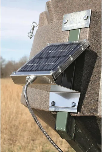 Vista 2 de BOSS Buck - Panel solar de 12 V/cargador de batería universal versátil y duradero premontado para comedero de ciervos/soporte de montaje, accesorios