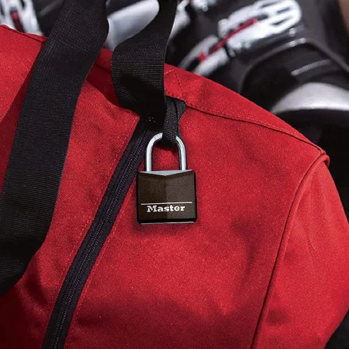 Vista 2 de Master Lock 131D - Candado con llave de aluminio cubierto de 1-3/16 pulgadas de ancho, un paquete, negro