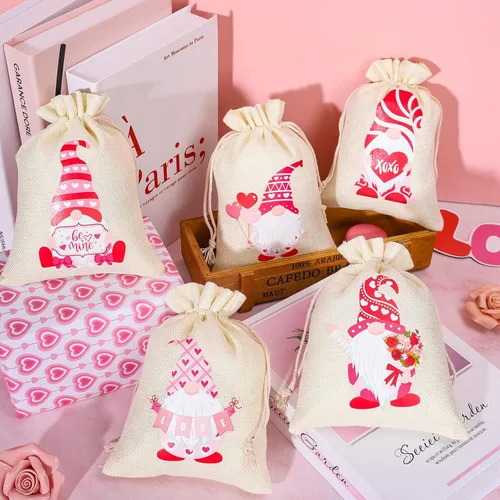 Vista 4 de Whaline 24 bolsas de regalo de arpillera para el día de San Valentín, diseño de gnomo rosa, bolsas de dulces con cordón de cordón, bolsas de lino