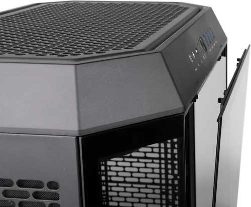 Vista 6 de Thermaltake Carcasa ATX Tower 600 negra de media torre; 3 paneles de vidrio templado; soporte de placa base de conector oculto; ranuras PCI-e