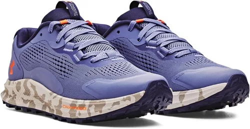 Vista 5 de Under Armour Charged - Tenis de correr para mujer