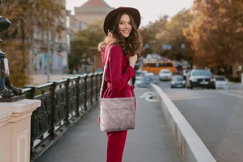 Vista 2 de CHOLISS Bolsos cruzados grandes para mujer, monederos de tamaño mediano para mujer con cuero vegano, Púrpura, Bolsos cruzados para mujer
