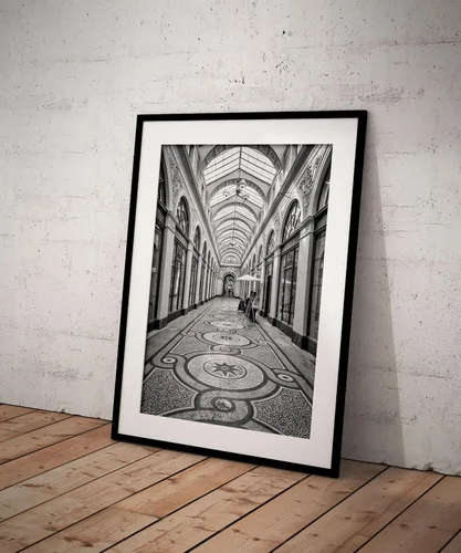 Vista 2 de Galería de impresiones fotográficas Vivienne París - Fotografía Pasajes parisinos Cuadro en blanco y negro escena callejera Póster de pared