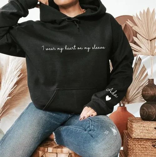 Vista 3 de Camiseta personalizada con texto en inglés "I Wear My Heart On My Sleeve" con nombre de los niños en la manga, para el Día de la Madre, regalo