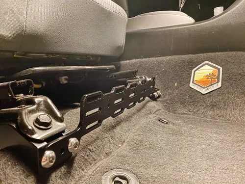 Vista 4 de Panel de Montaje Múltiple (MMP) con Seat Jackers® - Panel Molle de Montaje de Asiento - Fabricado en EE.UU., Desert Does It - Diseño Original