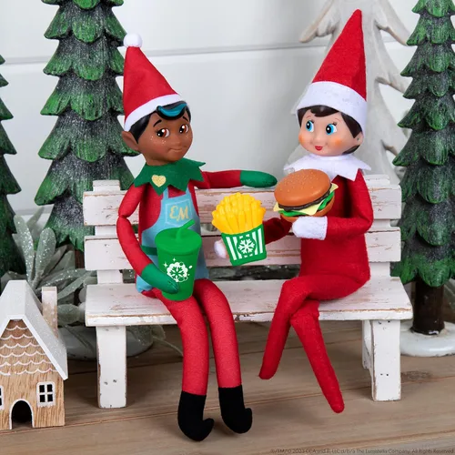 Vista 8 de The Elf on the Shelf Accesorios polares: ayuda a los elfos a crear nuevas escenas o compartir juegos de simulación - Incluye más de 20 accesorios