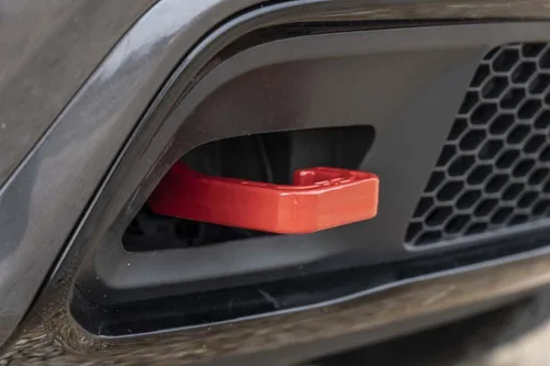 Vista 7 de Rough Country Ganchos de remolque rojos forjados para Jeep Grand Cherokee (2015-2022) - Puntos de recuperación delanteros de alta resistencia