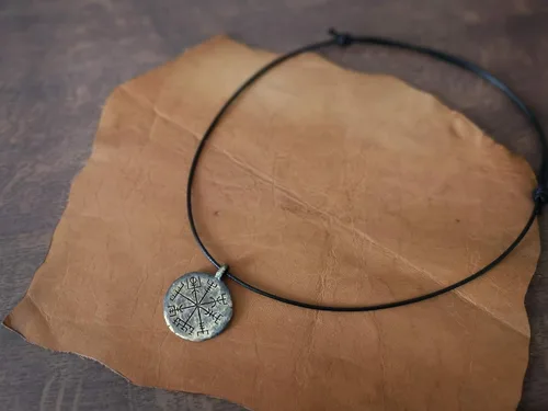 Vista 4 de Baldur Jewelry - Collar de brújula vikinga, collar con colgante de guía Vegvisir, amuleto de joyería nórdica con cuerda ajustable - Regalos vikingos