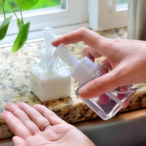 Vista 4 de Youngever Paquete de 5 botellas de plástico de 4 onzas, botellas cuadradas de plástico recargables para dispensar lociones, jabón líquido