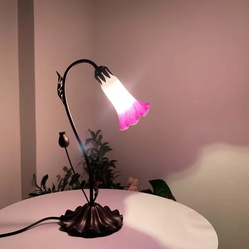 Vista 3 de Bieye L10849 Lámpara de mesa de acento de vidrio soplado con flor de lirio para decoración de sala de estar/dormitorio (1 luz, púrpura)