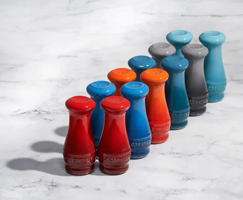 Vista 6 de Le Creuset, Juego de 2 saleros y pimenteros - Cerise