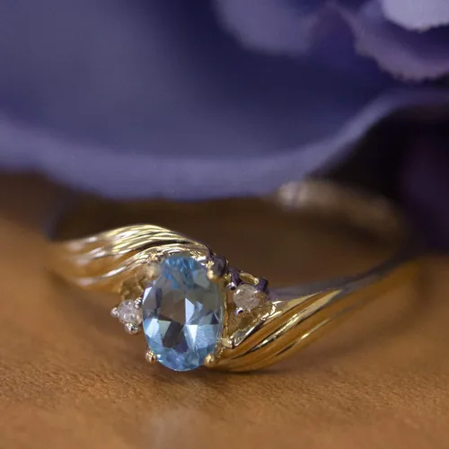 Vista 8 de Anillo de topacio azul y diamante en oro amarillo de 10 quilates