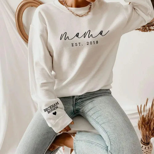 Vista 3 de NAZENTI Sudadera bordada personalizada con texto en inglés "Mama Est", cuello redondo, cumpleaños, día de la madre