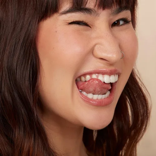 Vista 5 de Monika Blunder Beauty - Tinte labial hialurónico de bálsamo botánico - Frühling Mauve - Bálsamo labial vegano hidratante, no tóxico, libre