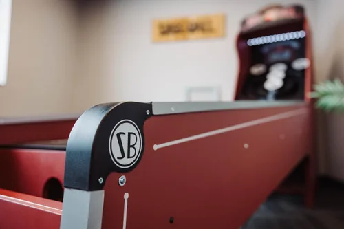 Vista 8 de Skee-Ball Deluxe - una máquina de juego de mesa de arcade para el hogar, sótano y salas de recreación - Diversión clásica nostálgica en familia