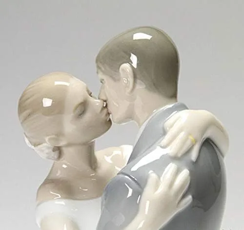 Vista 2 de Lladro Nao 02001613 A KISS Forever - Figura de porcelana vidriada
