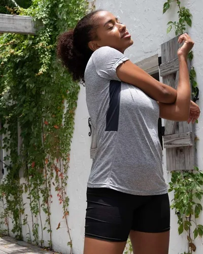 Vista 6 de Real Essentials - Paquete de 5 camisetas deportivas de tela Dry Fit Tech Stretch, de manga corta y cuello redondo, para mujer