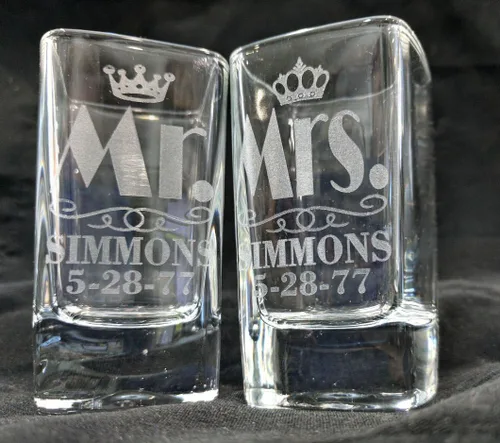 Vista 3 de Queen King Future MR. and MRS. Juego de 2 vasos de chupito personalizados grabados personalizados para bodas, fiestas, nombre y fecha