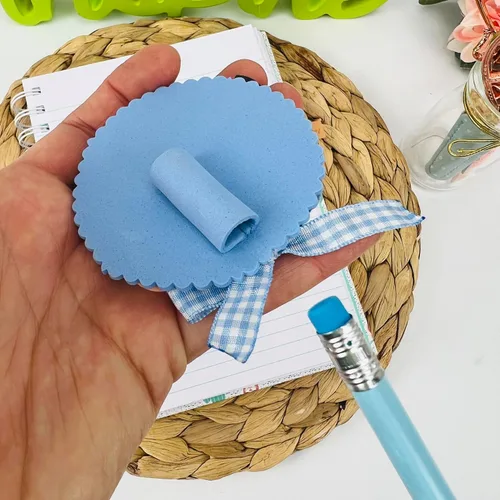 Vista 3 de Adorno para lapiz hecho a mano, adorno para lapiz de motivo de niño, aplique en goma eva para lapiz. adorno de niño para lapiz, adorable diseño