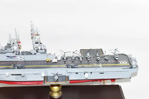 Vista 4 de Squadron Nostalgia LLC USS Makin Island (LHD-8) Barco de asalto anfibio, modelo de barco de asalto, avispa, 24 pulgadas, caoba
