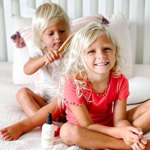 Vista 3 de Zoey Naturals - Spray desenredante de cabello de vainilla y pomelo para niños, hidrata el cuero cabelludo y combate los enredos y el cabello seco