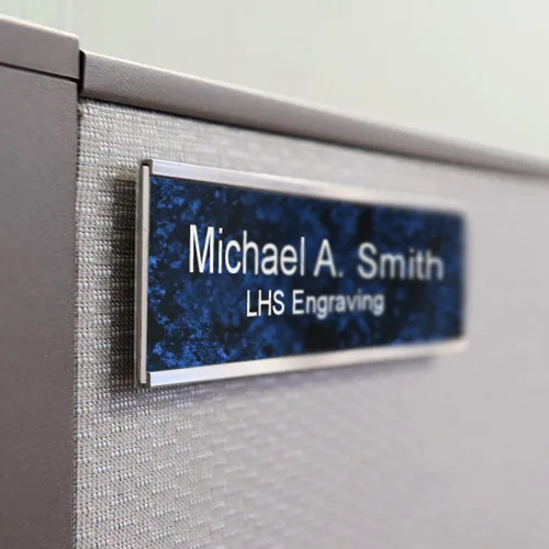 Vista 8 de Placas de identificación grabadas para letrero de puerta, placa de plástico azul claro personalizada con letras blancas, fabricadas en Estados B1