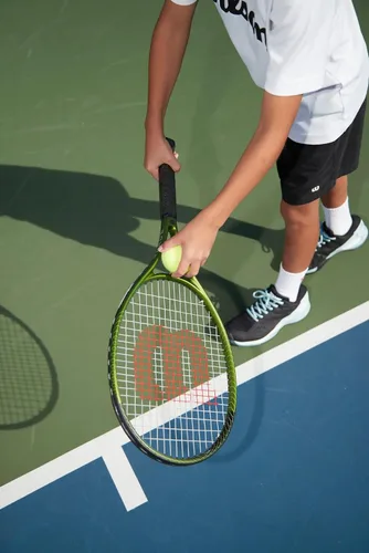Vista 5 de Wilson Blade Feel Comp Jr - Raqueta de tenis incluida con una bolsa de tenis o mochila