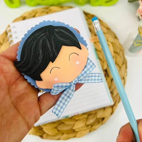 Vista 4 de Adorno para lapiz hecho a mano, adorno para lapiz de motivo de niño, aplique en goma eva para lapiz. adorno de niño para lapiz, adorable diseño