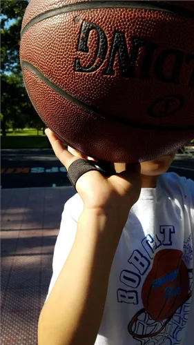 Vista 2 de HOOPSKING Juego de 2 ayudas para entrenamiento de baloncesto para regates y disparos, mantén la pelota fuera de tu palma, captura de fútbol