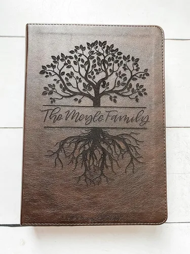Vista 6 de Biblia de diario ESV con nombre de familia personalizado, ilustración de árbol con apellido personalizado y fecha incluidos en el diseño