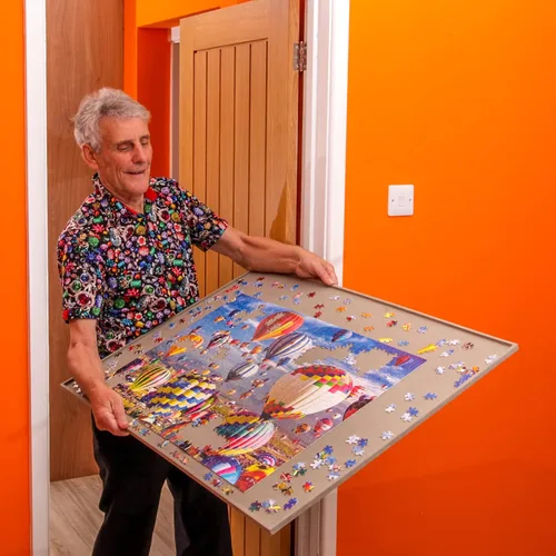 Vista 2 de Jigthings Jigboard 1500 - Tablero de rompecabezas para rompecabezas de hasta 36" x 26". Tablero sólido con borde elevado para la mayoría
