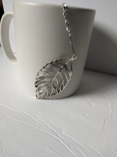 Vista 3 de Bola infusora de té en forma de hoja para preparar tés de hierbas sueltas