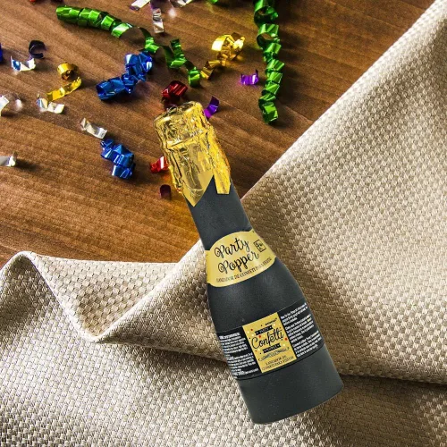 Vista 5 de Divertido Lanzador de Confeti en Mini Botella de Papel Dorado y Negro - 6.25" (1 Pieza) - Lanzador Versátil y Elegante - Perfecto para Fiestas