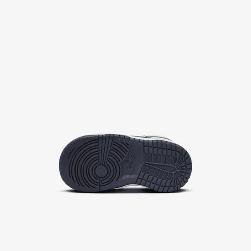 Vista 765 de Nike Kid's Dunk Low Sneaker
