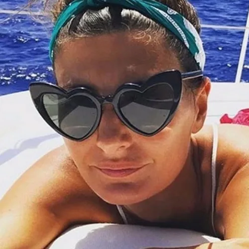 Vista 4 de Piliwl Gafas de sol para mujer, gafas de sol de moda en forma de corazón para mujer, marco grueso, gafas de sol UV400