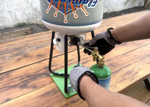 Vista 6 de Flame King Tanque de cilindro de propano vacío recargable de 1 libra con kit de recarga y conexión CGA600, opción de recarga reutilizable, segura