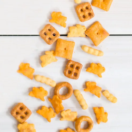 Vista 2 de Annie's Mezcla de Snacks de Queso Cheddar con Galletas y Pretzels Surtidos, Hecho con Queso Real, 9 oz
