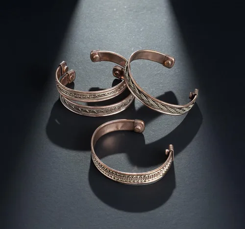 Vista 9 de Crocon Exclusivas pulseras magnéticas ajustables de cobre tibetano para mujeres y hombres, patrón indio, joyería de yoga, meditación espiritual