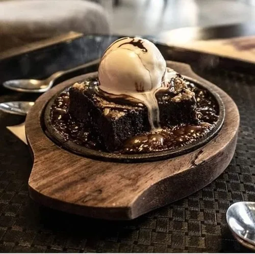 Vista 2 de Tippan top - Plato pequeño para servir postre Brownie Sizzler bandeja con base de madera, 5 pulgadas (4 piezas)