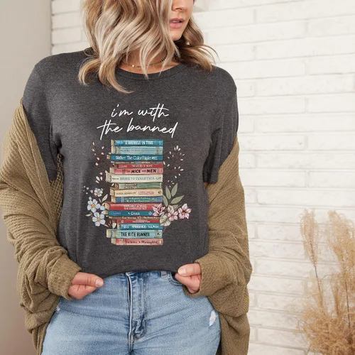 Vista 3 de I'm with The Banned Shirt - Camiseta de nerd de lectura con texto en inglés I'm with The Banned, Real